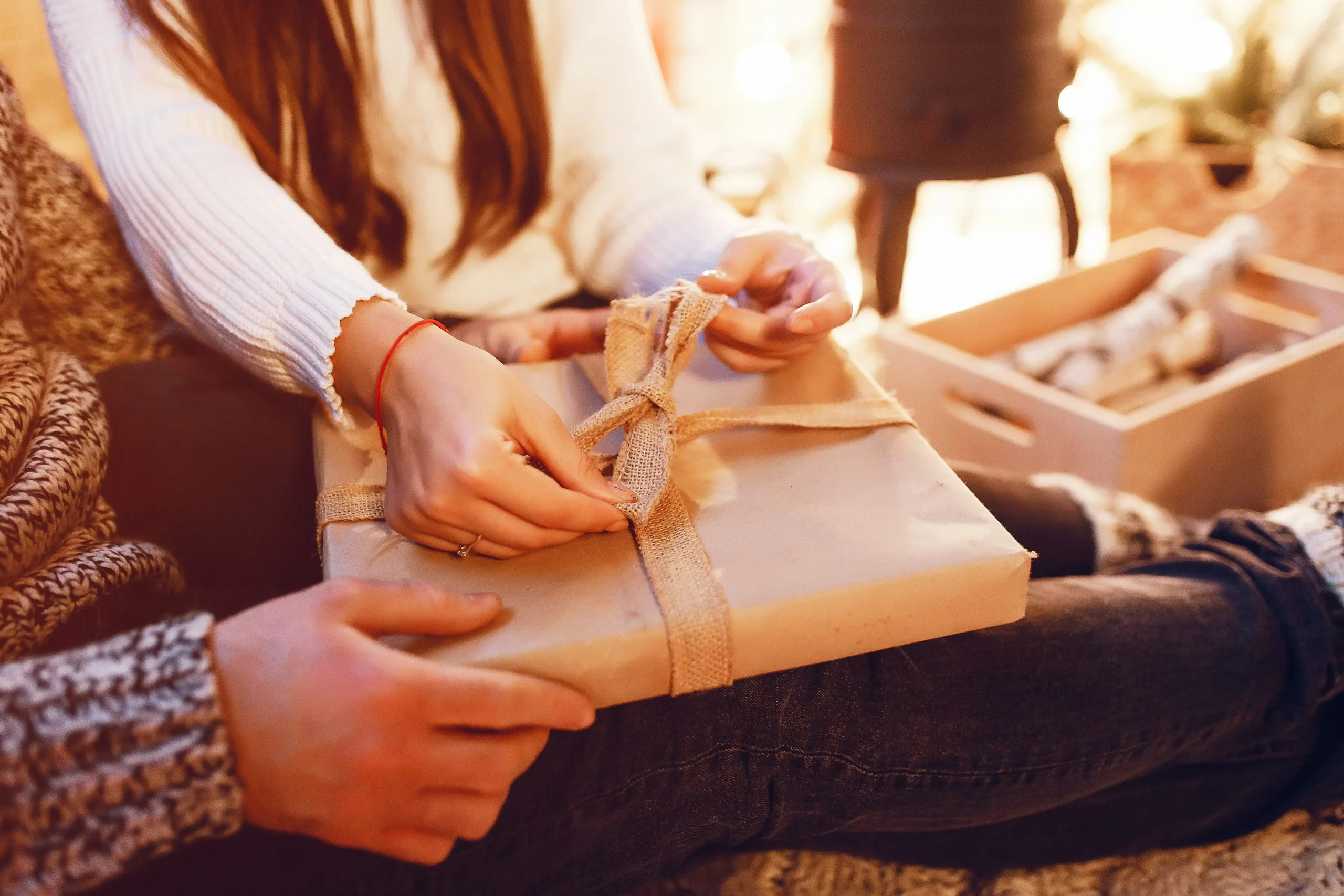 femme ouvrant un cadeau