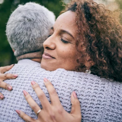Deux personnes se faisant un câlin