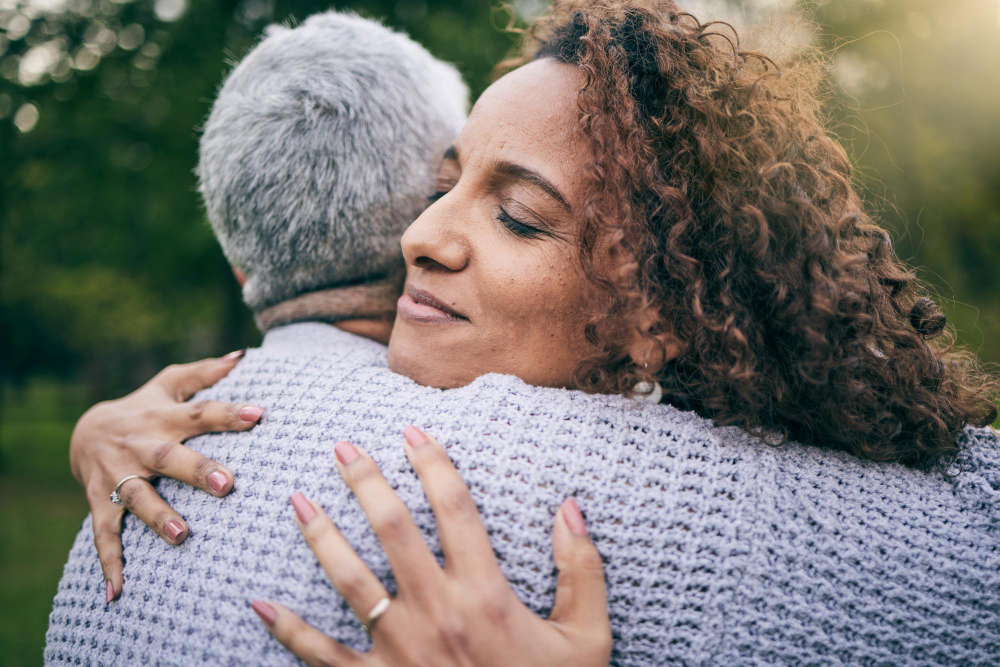 Deux personnes se faisant un câlin